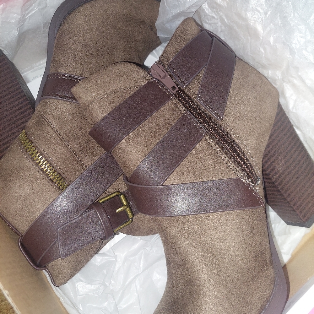 Brown vonna_H heels (size 6) never worn ,still in box